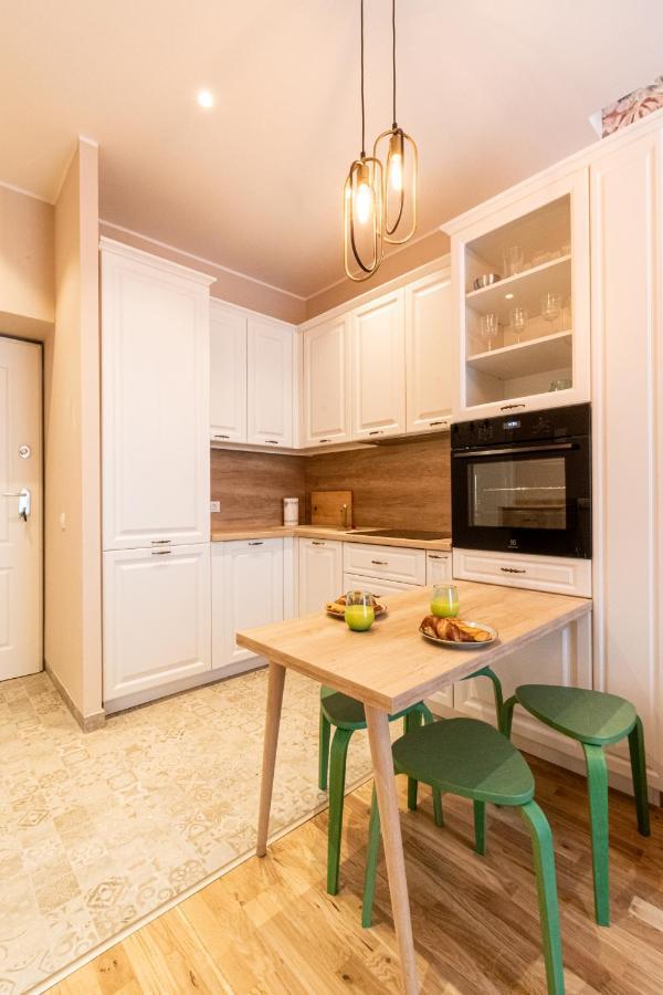 Black Gate - Quiet Studio In The Heart Of Old Town With Free Private Secured Parking Brassó Kültér fotó