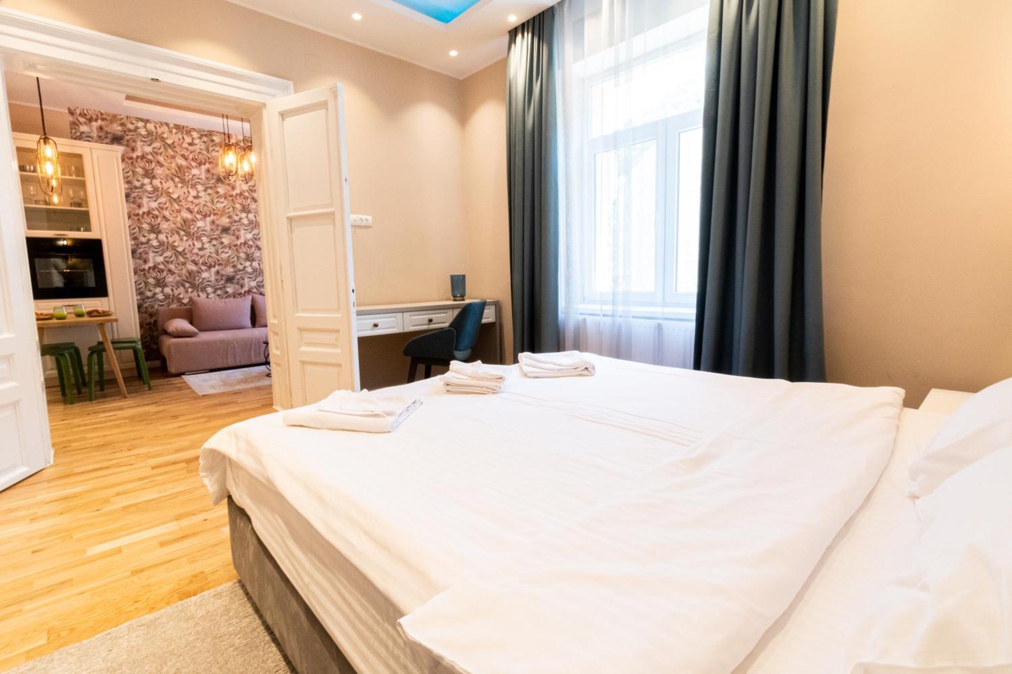Black Gate - Quiet Studio In The Heart Of Old Town With Free Private Secured Parking Brassó Kültér fotó