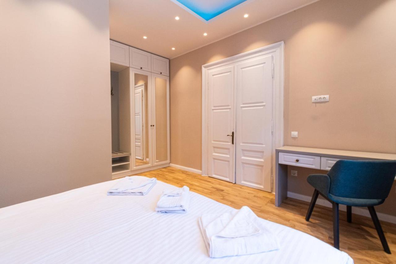 Black Gate - Quiet Studio In The Heart Of Old Town With Free Private Secured Parking Brassó Kültér fotó