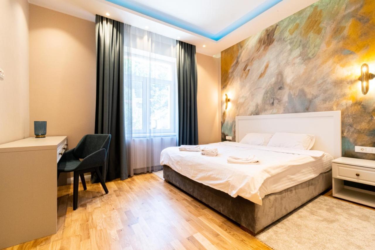 Black Gate - Quiet Studio In The Heart Of Old Town With Free Private Secured Parking Brassó Kültér fotó