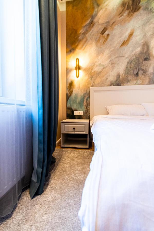 Black Gate - Quiet Studio In The Heart Of Old Town With Free Private Secured Parking Brassó Kültér fotó