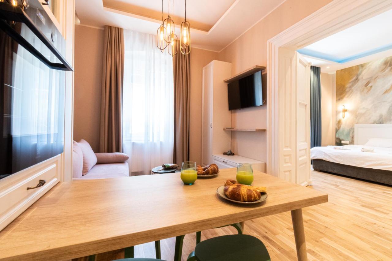 Black Gate - Quiet Studio In The Heart Of Old Town With Free Private Secured Parking Brassó Kültér fotó