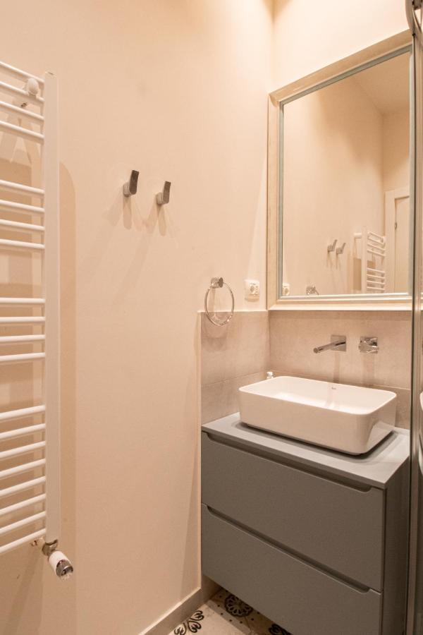 Black Gate - Quiet Studio In The Heart Of Old Town With Free Private Secured Parking Brassó Kültér fotó
