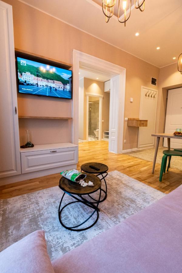 Black Gate - Quiet Studio In The Heart Of Old Town With Free Private Secured Parking Brassó Kültér fotó